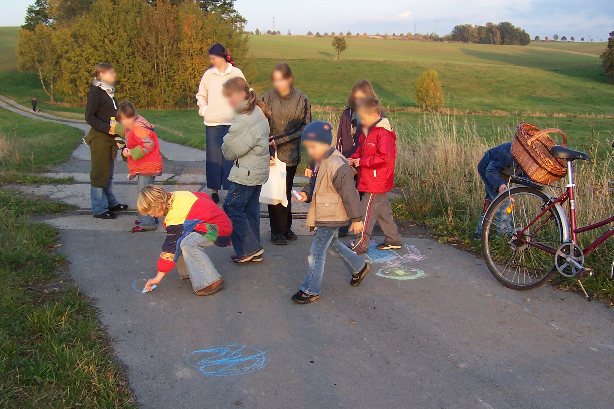 Kinder malen mit Straßenkreide